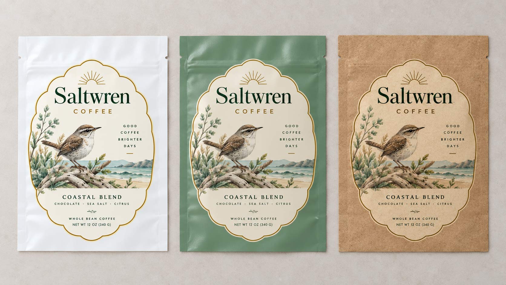 El mismo arte de bolsa de café impreso sobre kraft compostable y sobre película blanca brillante, lado a lado, mostrando cómo los mismos colores se leen distinto en cada uno