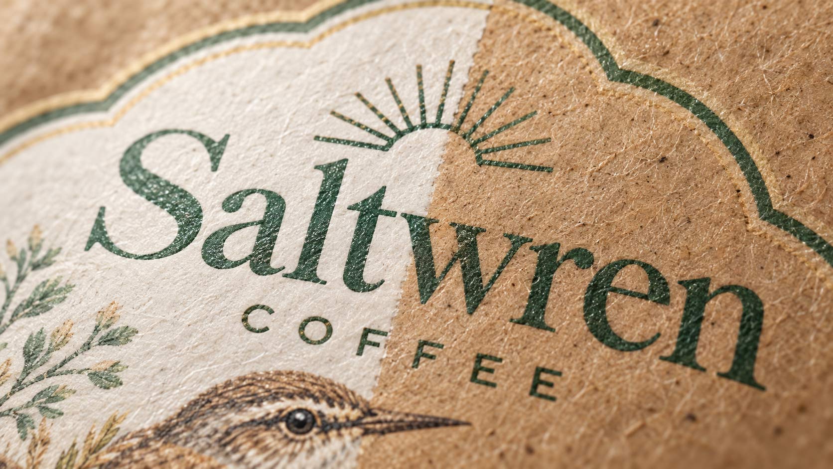 Acercamiento a una bolsa de café de kraft compostable mostrando la textura del papel y cómo la tinta impresa se asienta sobre la superficie fibrosa